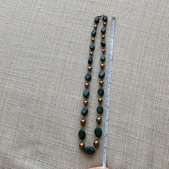 Vintage Necklace with green beads and taupe pearls, screwback closure - Picture 12 of 12